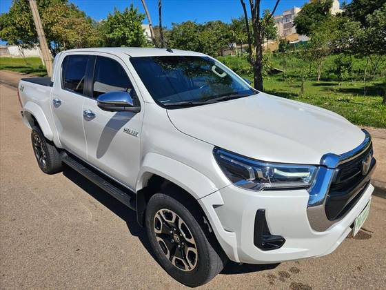 TOYOTA HILUX 2.8 D-4D TURBO DIESEL CD SRX PLUS 4X4 AUTOMÁTICO TOYOTA HILUX 2.8 D-4D TURBO DIESEL CD SRX PLUS 4X4 AUTOMÁTICO